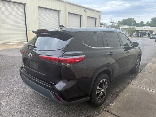 Opulent Amber 2021 Toyota Highlander XLE