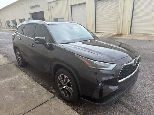 Opulent Amber 2021 Toyota Highlander XLE
