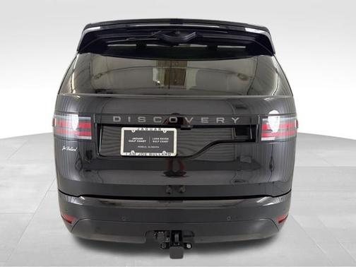 Santorini Black Metallic 2026 Land Rover Discovery Dynamic SE
