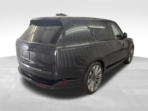 Santorini Black Metallic 2026 Land Rover Range Rover SE