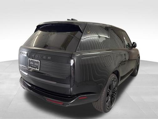 Santorini Black Metallic 2026 Land Rover Range Rover SE