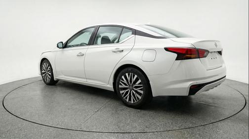 Glacier White 2025 Nissan Altima SV FWD