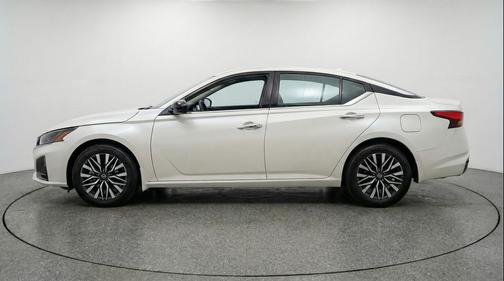Glacier White 2025 Nissan Altima SV FWD