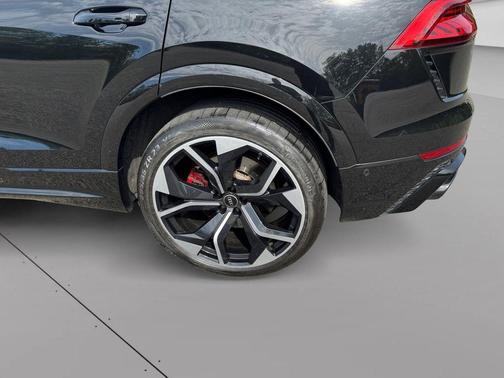 Mythos Black Metallic 2022 Audi RS Q8 4.0T