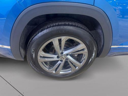 Kingfisher Blue Metallic 2024 Volkswagen Atlas Cross Sport 2.0T SEL