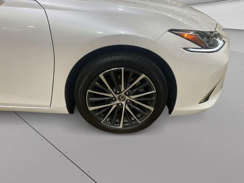 White Pearl 2025 Lexus ES 350 Base