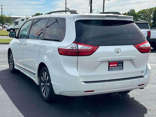 Blizzard Pearl 2019 Toyota Sienna XLE Premium