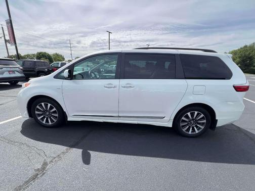Blizzard Pearl 2019 Toyota Sienna XLE Premium