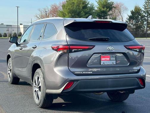 Gray 2024 Toyota Highlander XLE