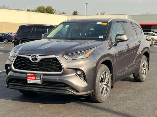 Gray 2024 Toyota Highlander XLE