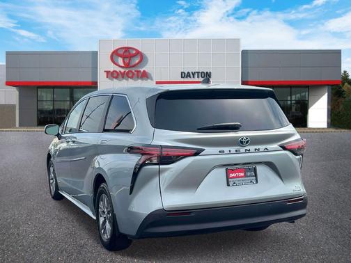 Celestial Silver Metallic 2021 Toyota Sienna XLE