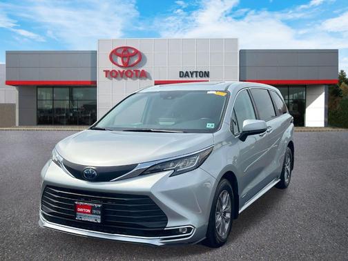 Celestial Silver Metallic 2021 Toyota Sienna XLE