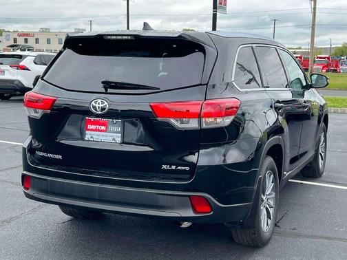 Midnight Black Metallic 2019 Toyota Highlander XLE