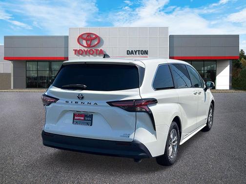 Blizzard Pearl 2021 Toyota Sienna XLE