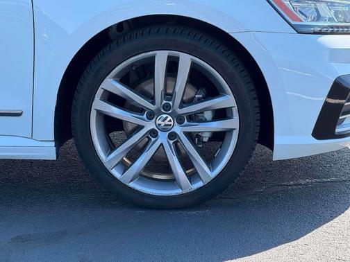 2017 Volkswagen Passat 1.8T R-Line