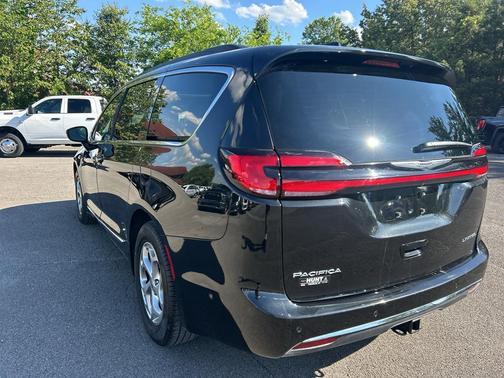 Brilliant Black Crystal Pearlcoat 2023 Chrysler Pacifica Limited