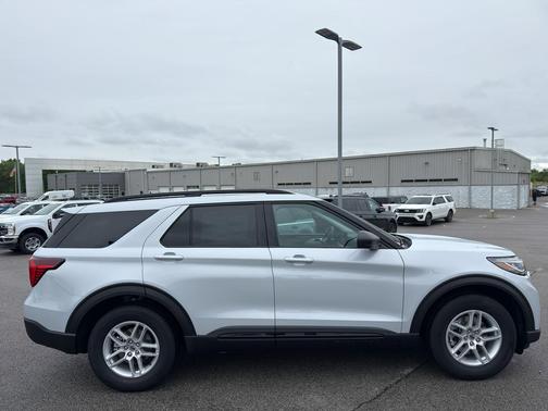 Space White Metallic 2026 Ford Explorer Active