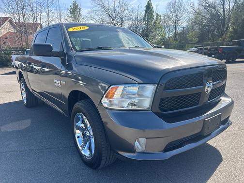 Brilliant Black Crystal Pearlcoat 2018 RAM 1500 Express