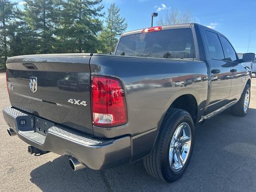 Brilliant Black Crystal Pearlcoat 2018 RAM 1500 Express