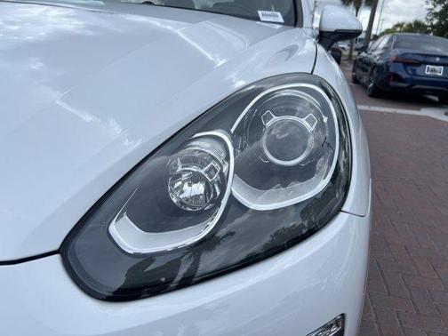 2017 Porsche Cayenne Base (Tiptronic)