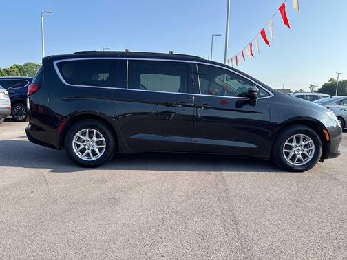 Brilliant Black Crystal Pearlcoat 2021 Chrysler Voyager LXI