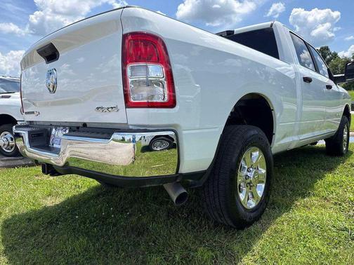 Bright White Clearcoat 2024 RAM 3500 Big Horn Crew Cab 4x4 6'4' Box