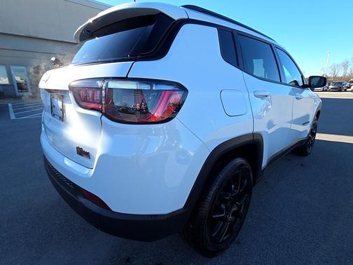 Bright White Clearcoat 2026 Jeep Compass Latitude