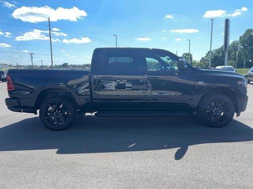 Diamond Black Crystal Pearlcoat 2026 RAM 1500 Laramie