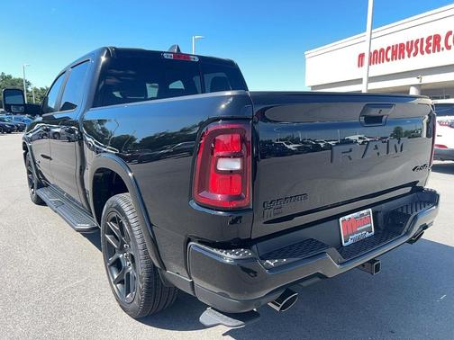 Diamond Black Crystal Pearlcoat 2026 RAM 1500 Laramie