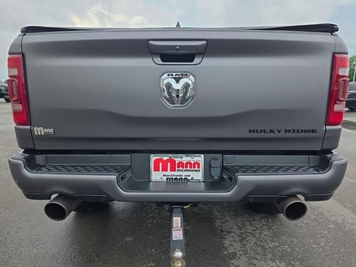 Diamond Black Crystal Pearlcoat 2022 RAM 1500 Laramie