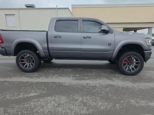 Diamond Black Crystal Pearlcoat 2022 RAM 1500 Laramie