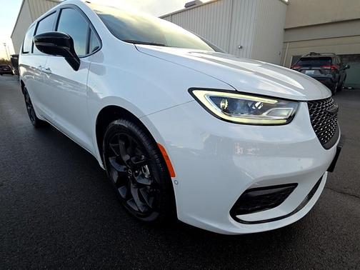 Bright White Clearcoat 2026 Chrysler Pacifica Limited