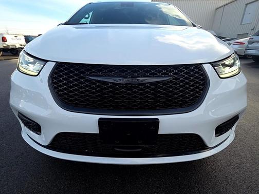 Bright White Clearcoat 2026 Chrysler Pacifica Limited