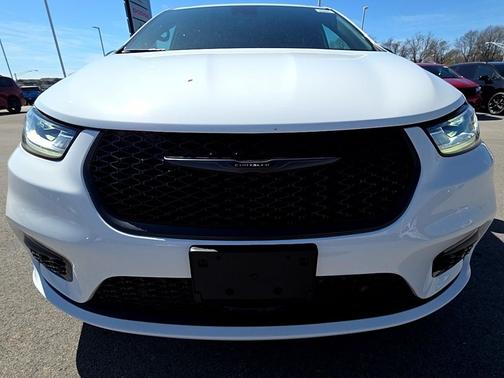 Bright White Clearcoat 2026 Chrysler Pacifica Limited