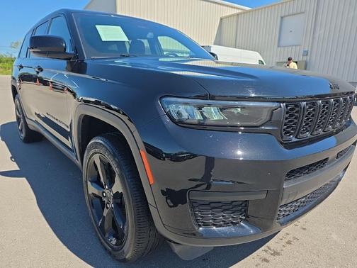 Diamond Black Crystal Pearlcoat 2023 Jeep Grand Cherokee L Altitude
