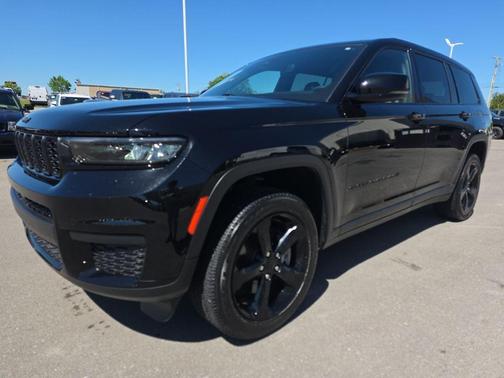 Diamond Black Crystal Pearlcoat 2023 Jeep Grand Cherokee L Altitude