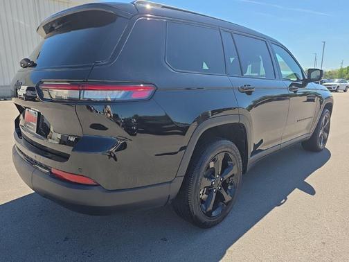 Diamond Black Crystal Pearlcoat 2023 Jeep Grand Cherokee L Altitude