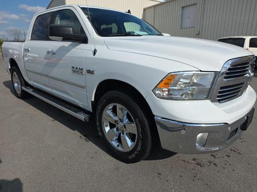 Bright White Clearcoat 2018 RAM 1500 Big Horn