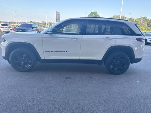 Bright White Clearcoat 2023 Jeep Grand Cherokee Altitude