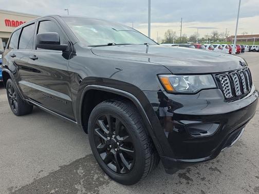 Diamond Black Crystal Pearlcoat 2020 Jeep Grand Cherokee Altitude