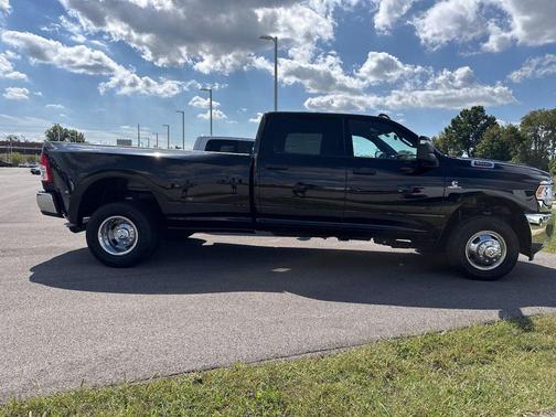2024 RAM 3500 Tradesman Crew Cab 4x4 8' Box