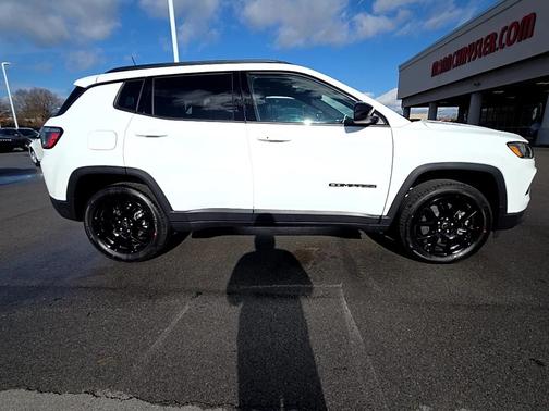 Bright White Clearcoat 2026 Jeep Compass Latitude