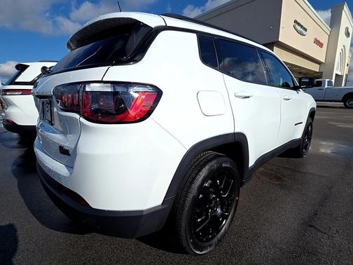 Bright White Clearcoat 2026 Jeep Compass Latitude