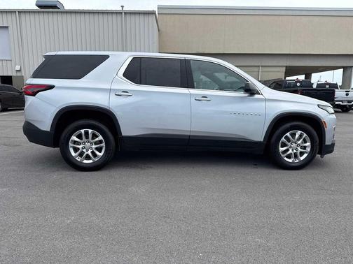 Silver Ice Metallic 2022 Chevrolet Traverse LS