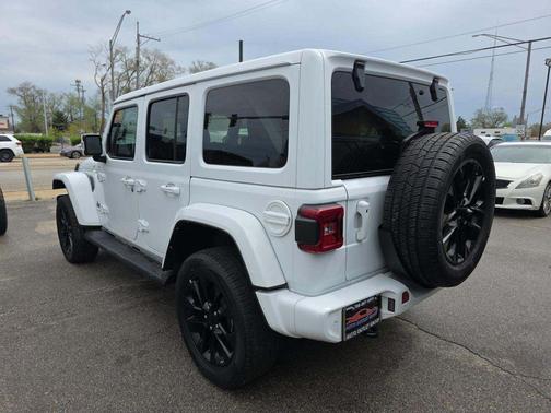 Bright White Clearcoat 2022 Jeep Wrangler Unlimited Sahara