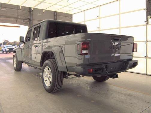 2022 Jeep Gladiator Sport S