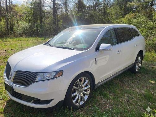 White Platinum 2011 Lincoln MKT Base
