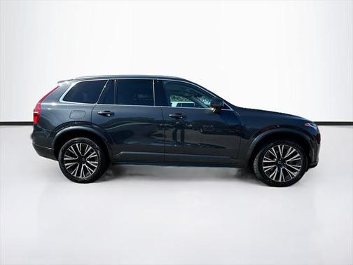 2022 Volvo XC90 T6 Momentum
