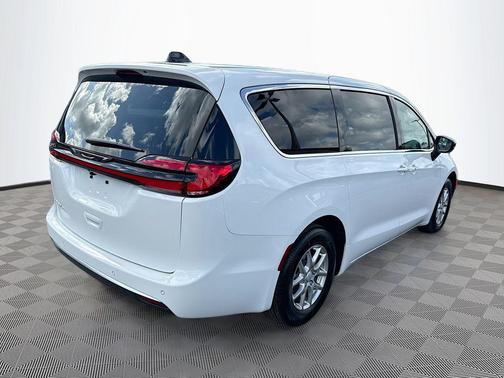 Bright White Clearcoat 2027 Chrysler Pacifica L