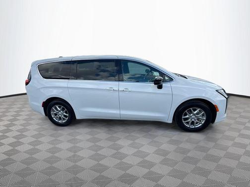 Bright White Clearcoat 2027 Chrysler Pacifica L